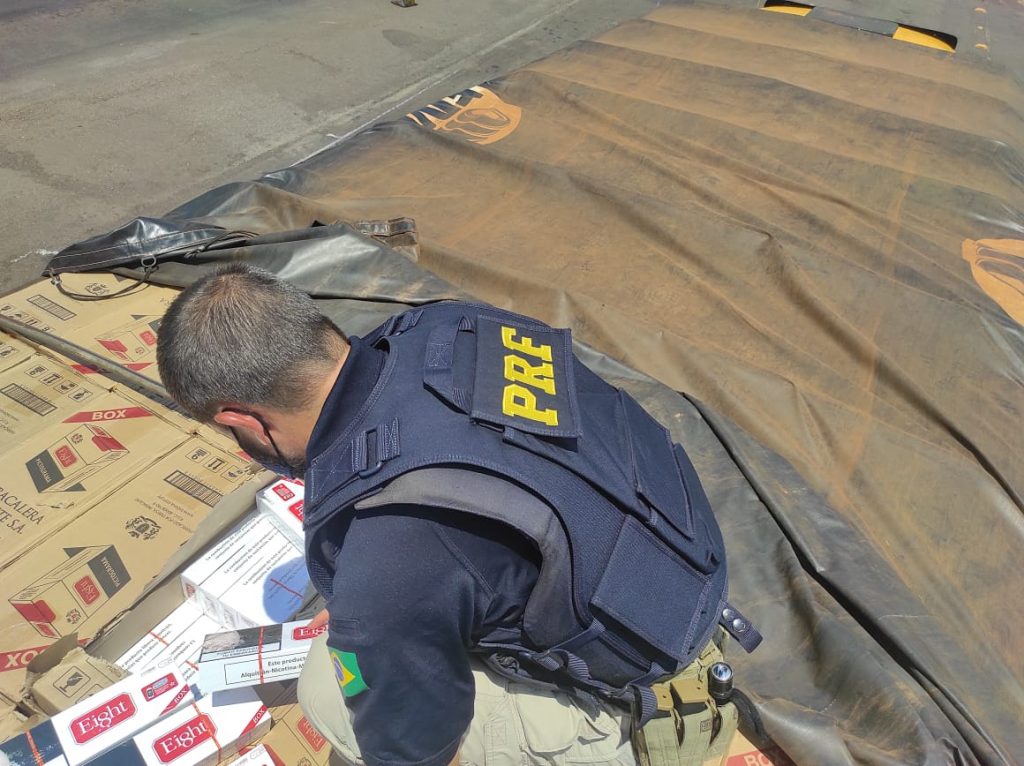 PRF apreende quase 500 mil maços de cigarros no oeste do Paraná PRF apreende quase 500 mil maços de cigarros no oeste do Paraná