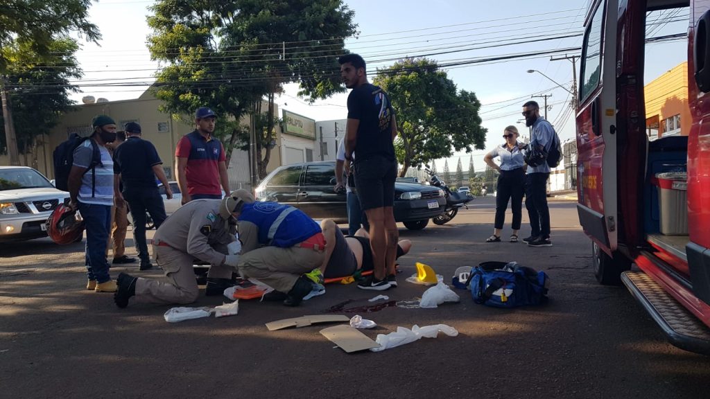 Homem tem ferimento na perna após colisão envolvendo carro e moto na Rua do Comércio