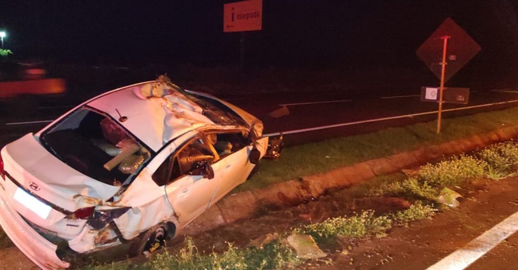 Veículo carregado com drogas capota na PR-158 e motorista é preso