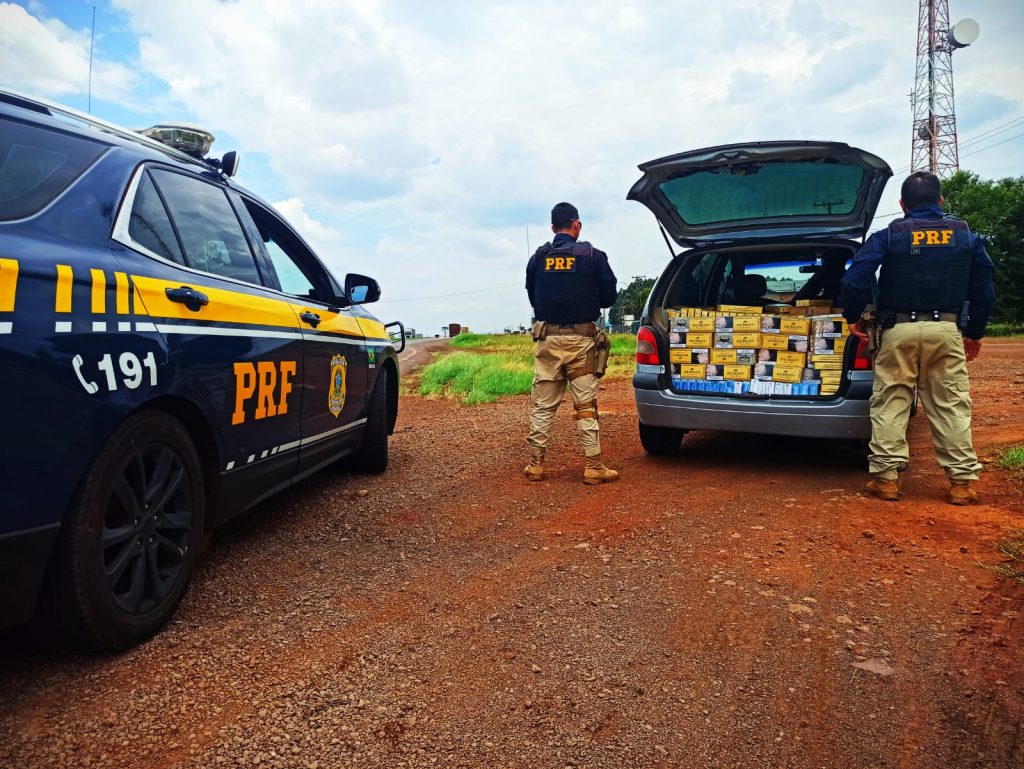 PRF apreende carro recheado de cigarros contrabandeados no Paraná PRF apreende carro recheado de cigarros contrabandeados no Paraná