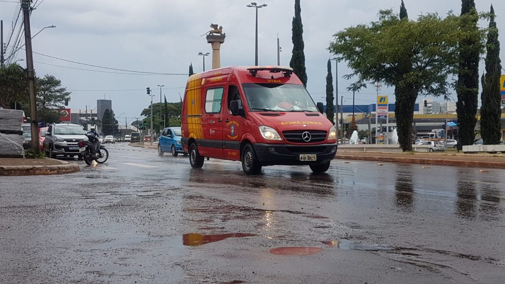 Motociclista é atendida pelo Siate ao colidir com carro no Pacaembu, mas recusa encaminhamento hospitalar