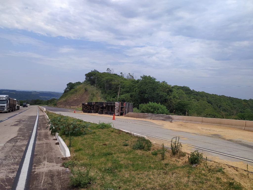 BR-163: caminhão sem motorista e desenfreado atravessa rodovia, colide em outro caminhão e tomba