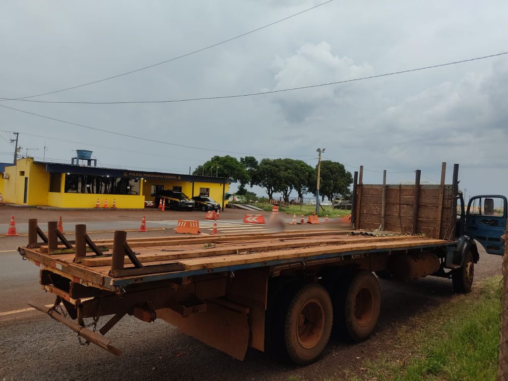 PRF recolhe caminhão que utilizava uma barra de aço como para-choque traseiro no Paraná PRF recolhe caminhão que utilizava uma barra de aço como para-choque traseiro no Paraná