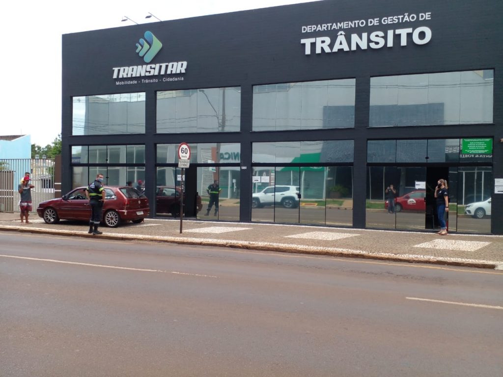 Condutor inabilitado que transitava pela calçada para em frente a Transitar