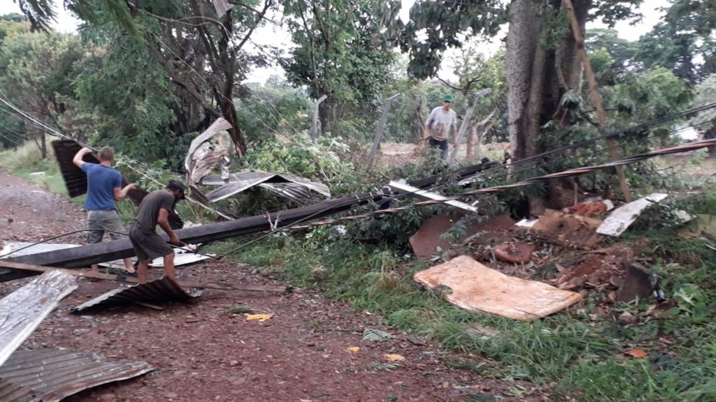 Telhado de barracão é arrancado pelo vento e derruba poste no Brasmadeira