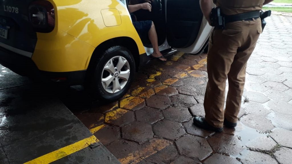 Idoso é detido por embriaguez ao volante ao se envolver em acidente no Floresta