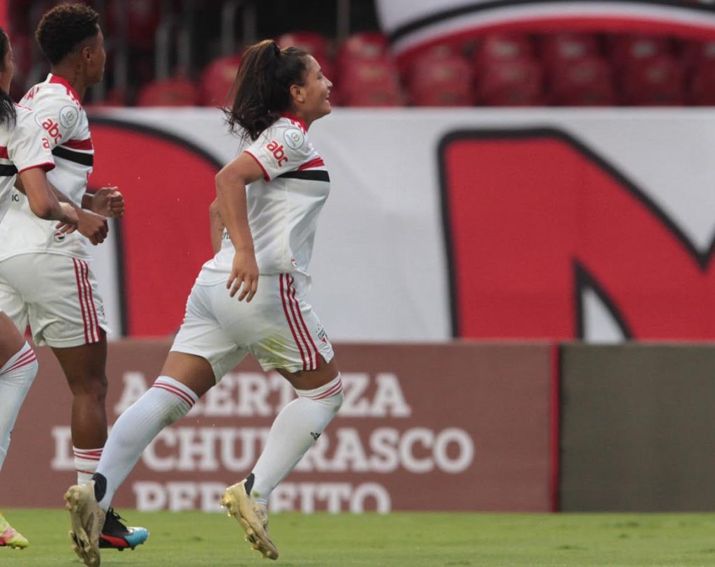 Micaelly renova contrato até o final de 2022