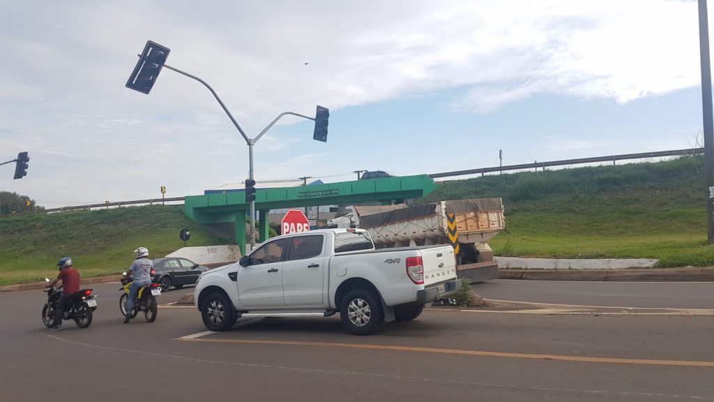 Semáforos do viaduto da Petrocon estão inoperantes na manhã desta quarta-feira (26)