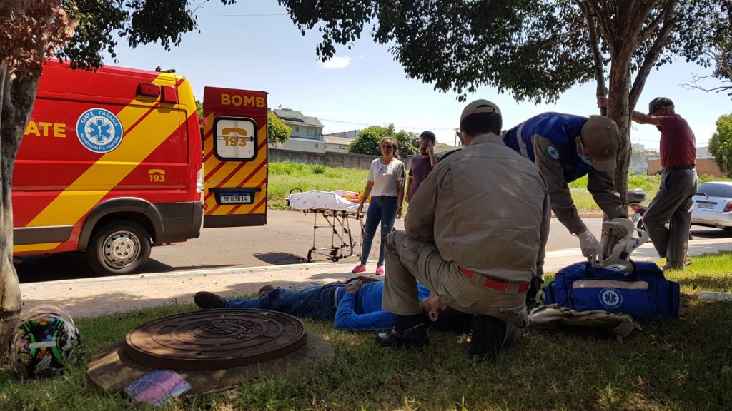 Homem fica ferido ao se envolver em colisão envolvendo carro e moto na Rua Fagundes Varella