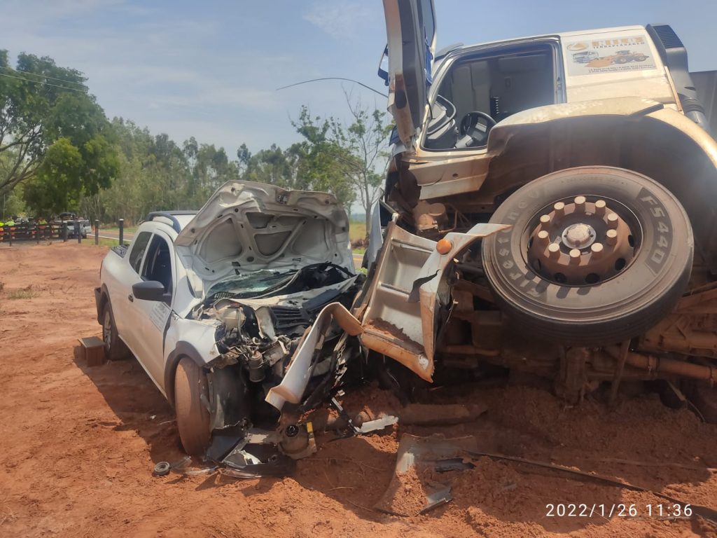 Motorista fica em estado grave em colisão entre carro e caminhão em Iporã