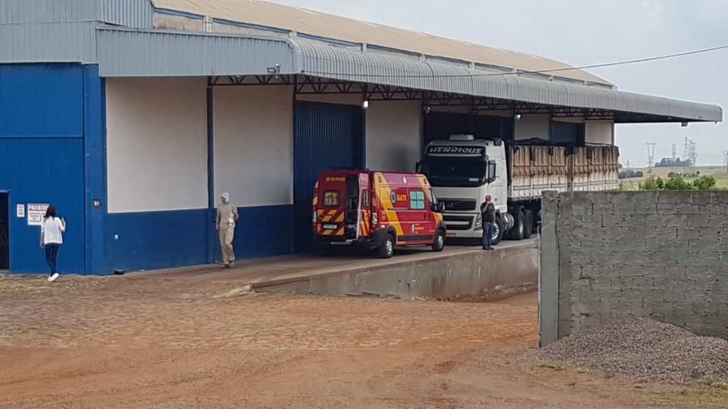 Trabalhador fica ferido ao cair na carroceria de caminhão na BR-277