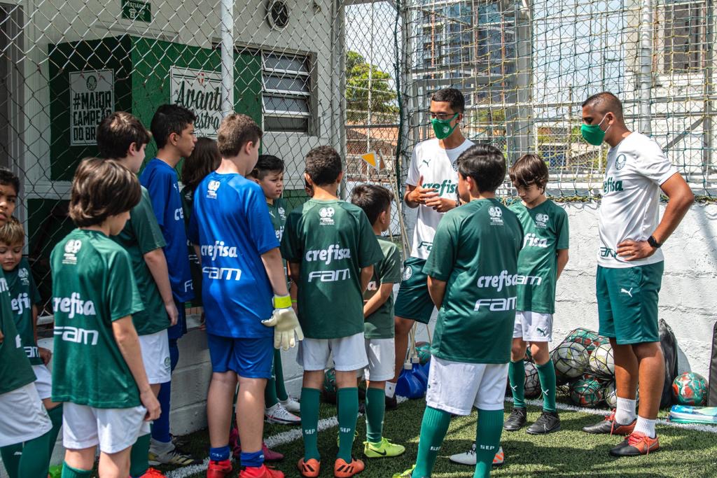 Escolinhas oficiais promoverão seletivas para premiar novos alunos e alunas com benefícios exclusivos