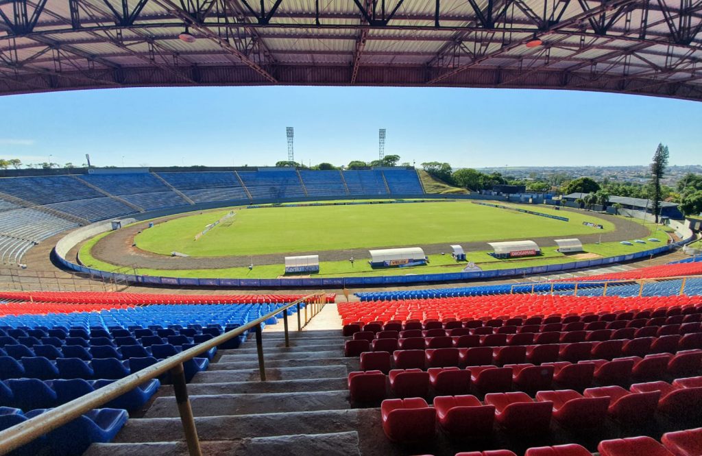 FEL e IDR discutem parceria para manutenção do gramado do Estádio do Café