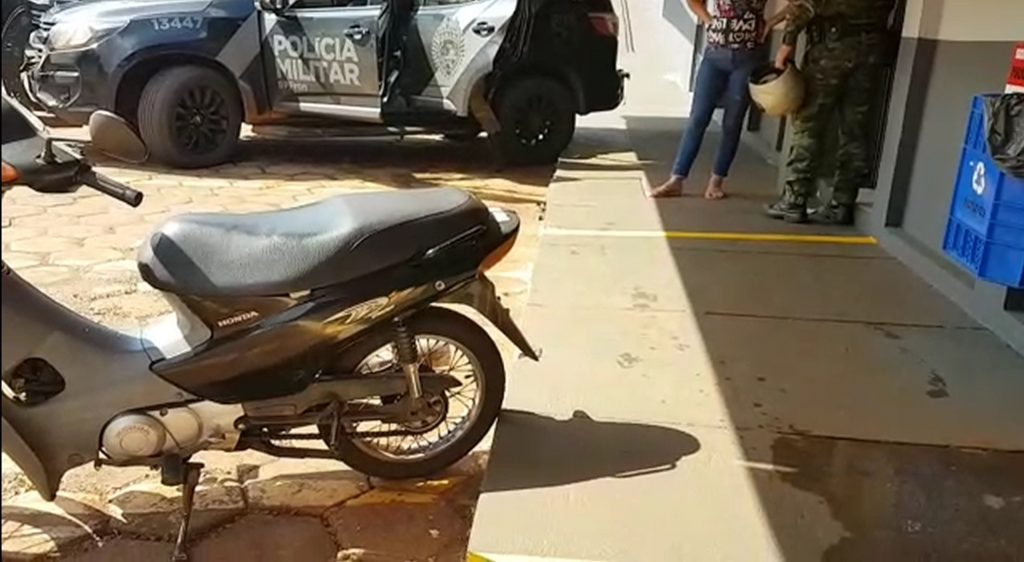 BPFron aborda mulher com Biz sem placa e documentos e encaminha moto para averiguação