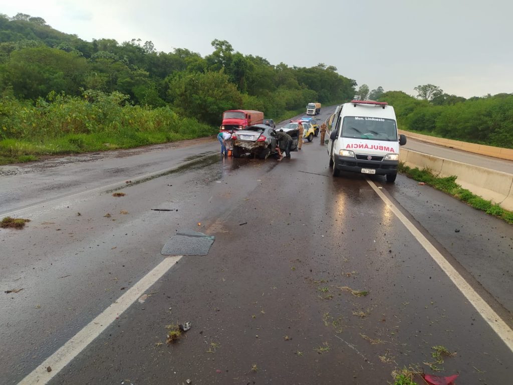Honda Civic capota ao colidir na canaleta de escoamento de água na BR-163