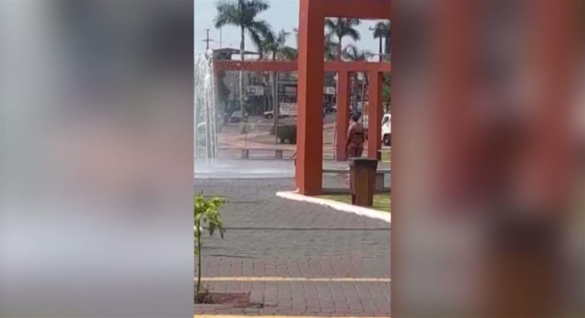 Esse calor não tá fácil! Mulher de biquini é flagrada tomando banho em  chafariz no Centro da cidade | CGN - O maior portal de notícias de Cascavel  e do Paraná