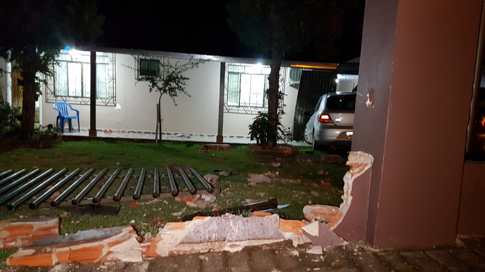 Condutor perde o controle e Gol invade residência no Periolo; Dois carros estacionados foram atingidos Imagem referente a Condutor perde o controle e Gol invade residência no Periolo; Dois carros estacionados foram atingidos