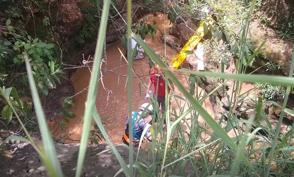 Homem é resgatado por uma equipe do Águia e bombeiros após queda em cachoeira