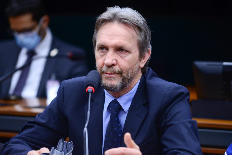 Projeto prevê taxação de defensivos agrícolas para financiar políticas públicas Imagem referente a Projeto prevê taxação de defensivos agrícolas para financiar políticas públicas