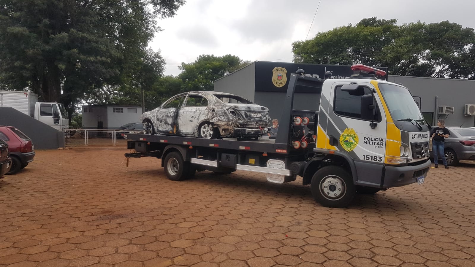 Carro onde corpo foi carbonizado é encaminhado à Delegacia