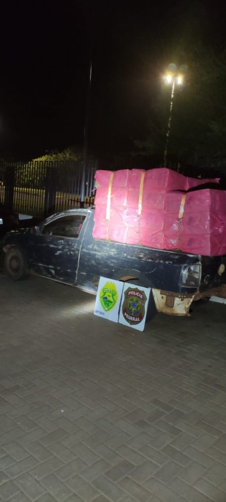 Em ação integrada, BPFRON-PMPR e Polícia Federal apreendem veículo com 50 caixas de cigarros contrabandeados do Paraguai