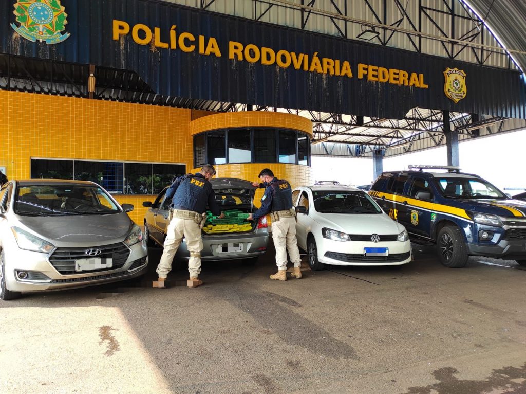 PRF prende trio com 322 quilos de maconha no Paraná PRF prende trio com 322 quilos de maconha no Paraná