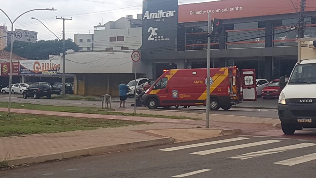 Ciclista fica ferido gravemente em colisão com moto na Av. Brasil