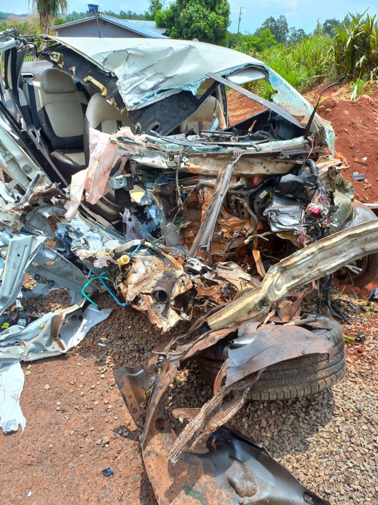 Colisão entre carro e caminhão deixa duas vítimas fatais entre Santa Helena e Entre Rios