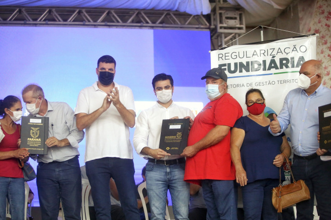 Governo realiza sonho de regularização da propriedade de 589 famílias de Pitanga Imagem referente a Governo realiza sonho de regularização da propriedade de 589 famílias de Pitanga
