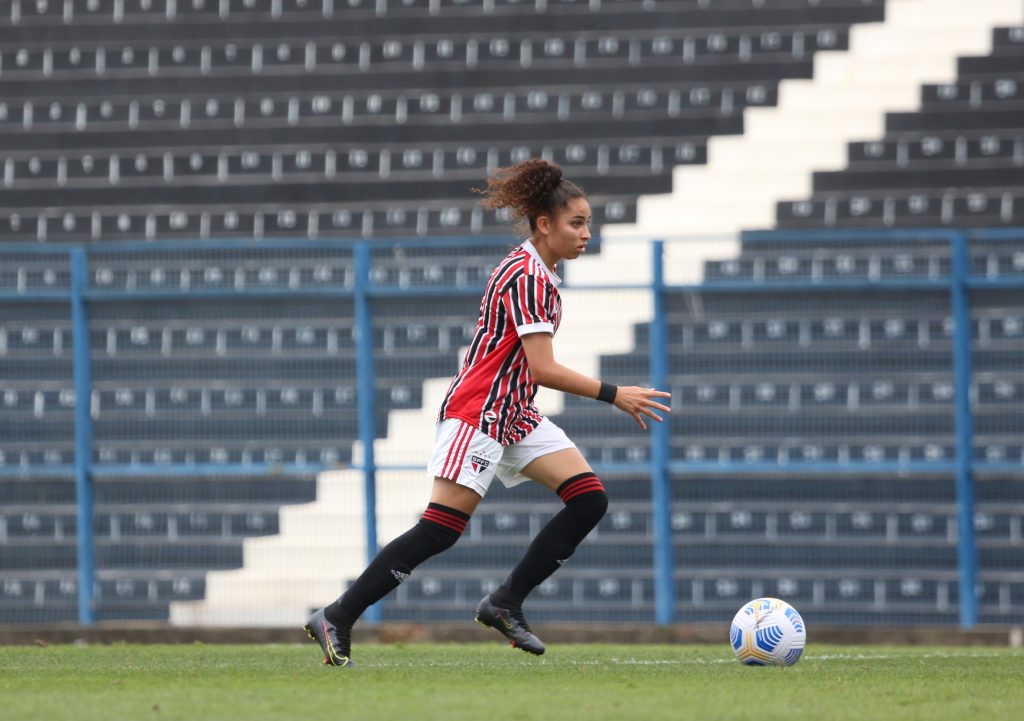 Promovida em 2021, atacante Isa permanece na equipe principal