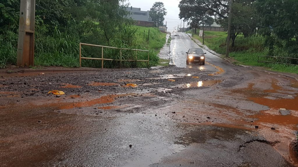 Chuva destrói junção das ruas Indira Gandhi e Tupinambás