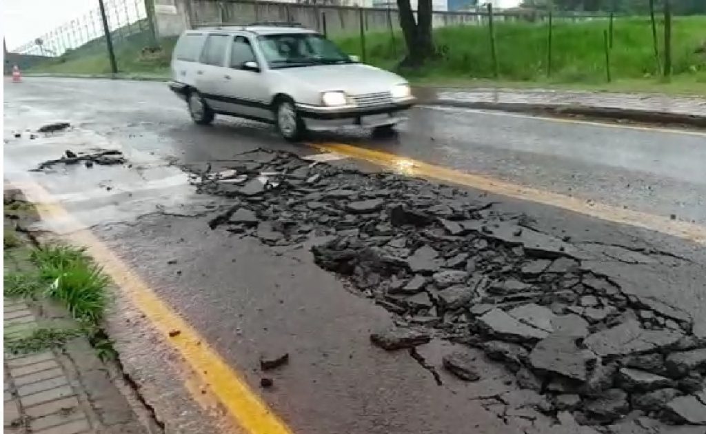 Rua Indira Gandhi está fechada no sentido Tancredo/Santa Cruz