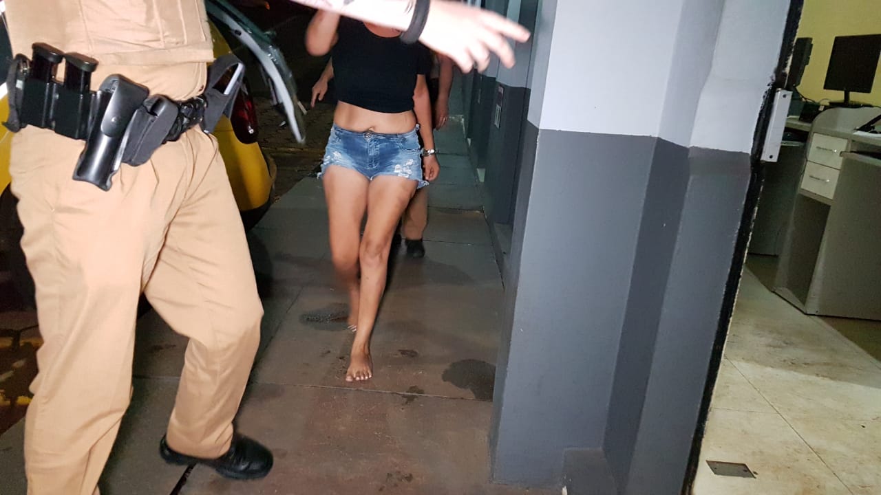 Acusada de esfaquear companheiro é encaminhada à 15ª SDP para prestar depoimento; Ela alega ter sido agredida com barra de ferro