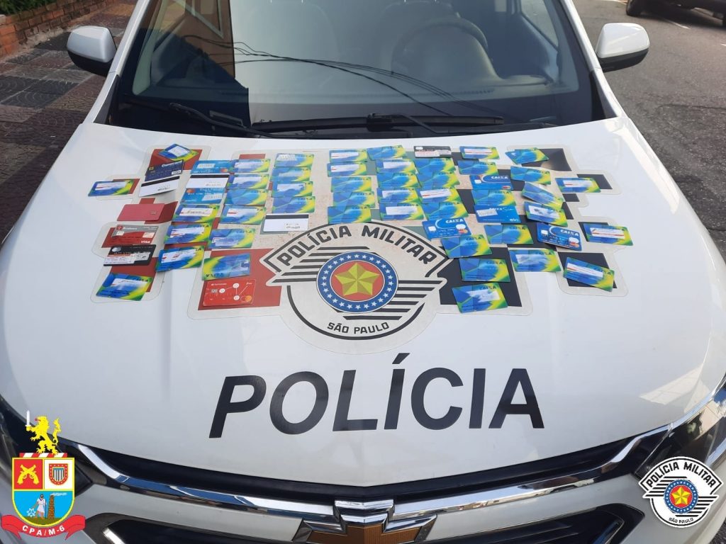 Dois homens são flagrados saindo de agência bancária com mais de 60 cartões