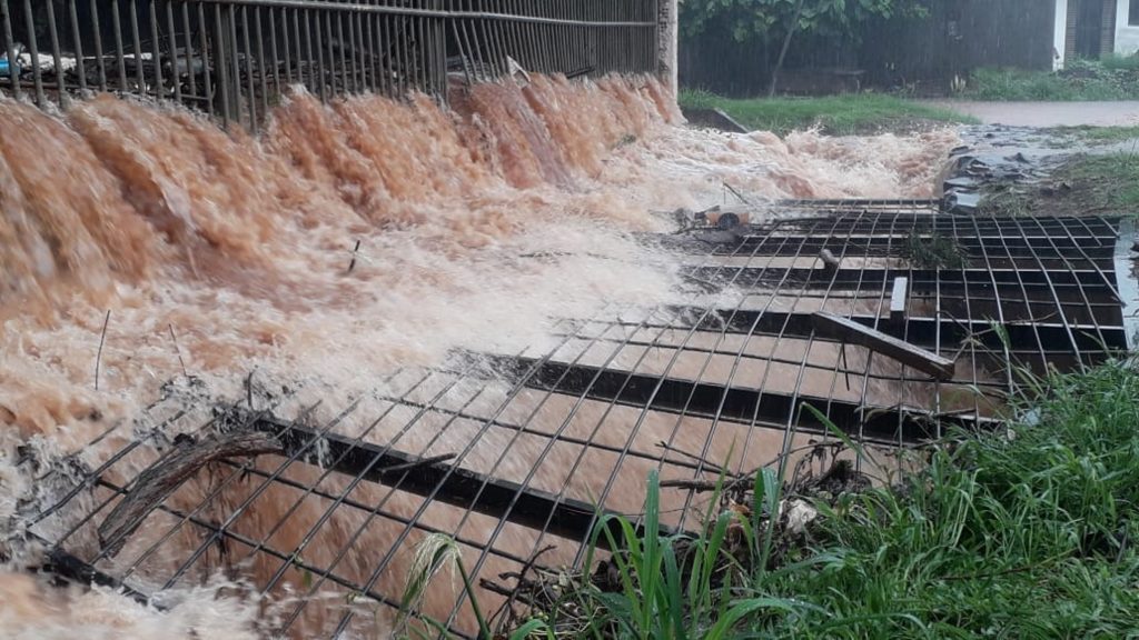 Cachoeira na Rua Maracaí? volume de água chama a atenção de motoristas