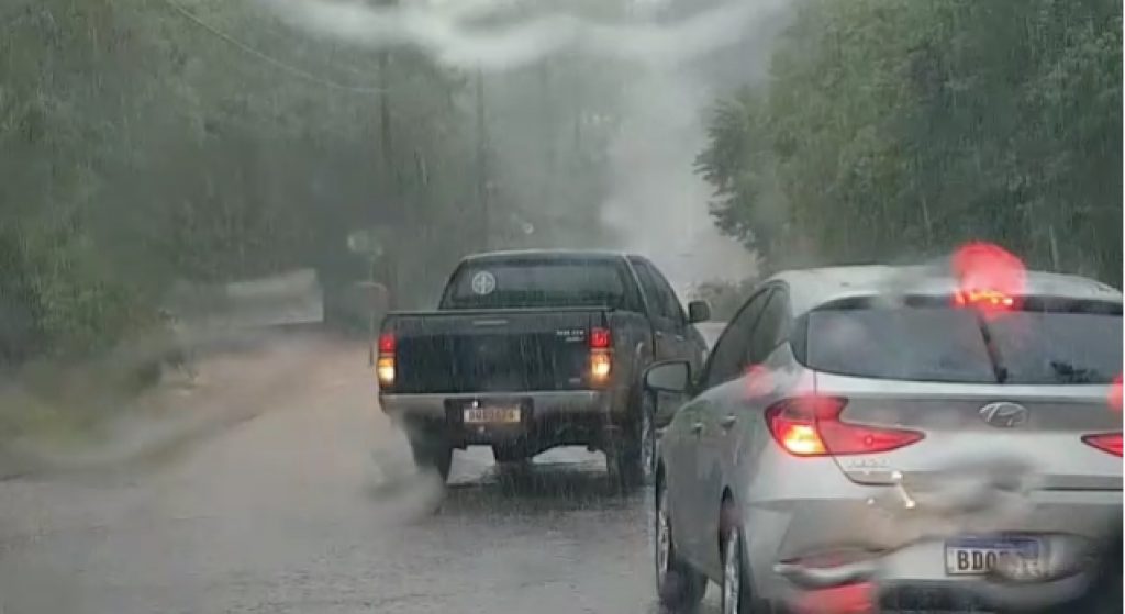 Condutores desistem de tentar passar pela Rua Salgado Filho; quem tentou voltou de guincho