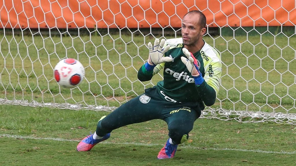 Chuva, treino tático, finalizações e Lomba comenta estreia: a sexta-feira do Verdão