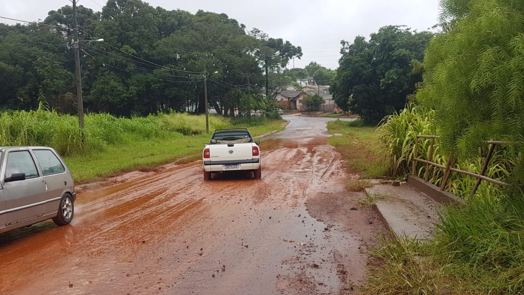 Condutores precisam de atenção ao passar nas pontes das ruas Sócrates e Arapongas