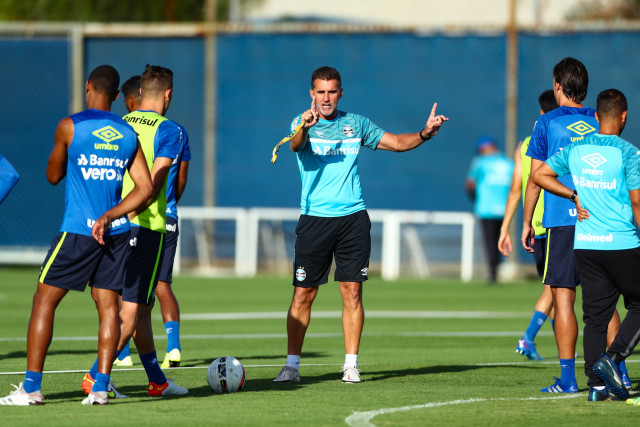Grêmio realiza treinamento aprimorando movimentação de ataque e defesa