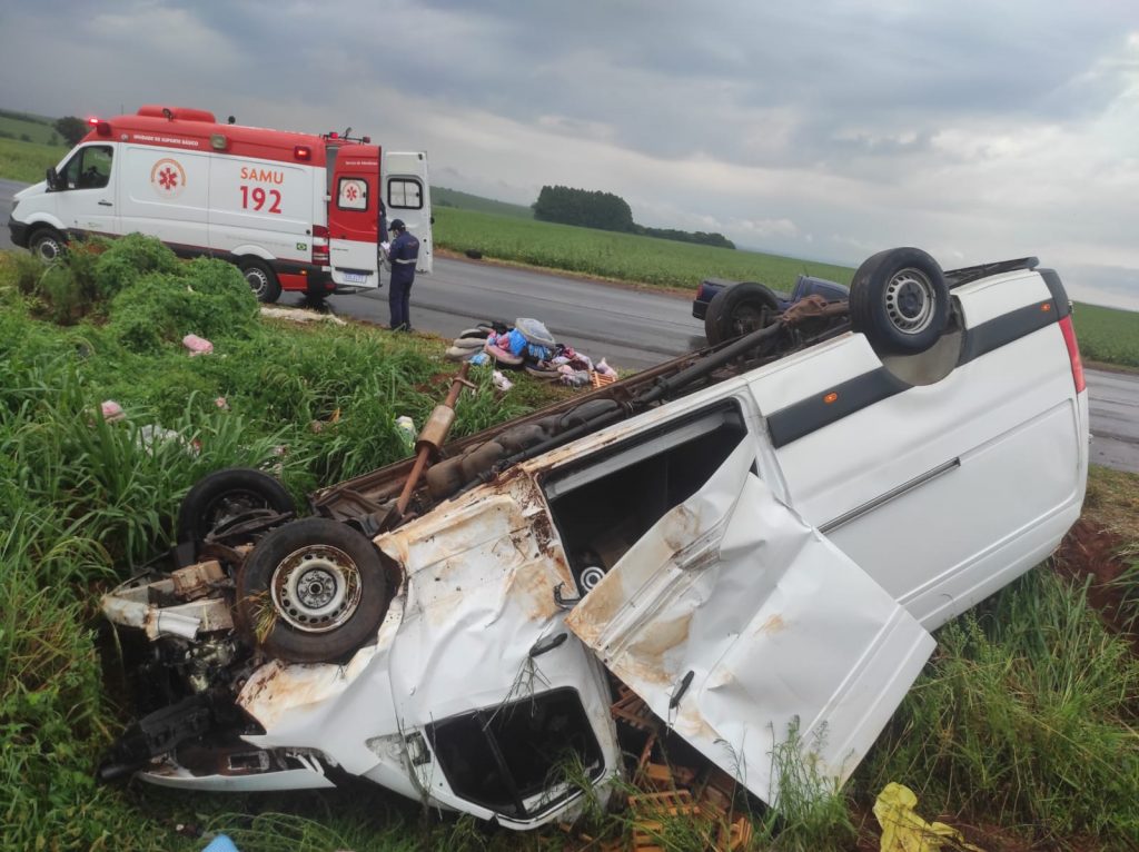 Dois ficam feridos em colisão entre caminhão e Van na PR-486