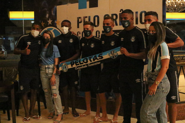 Sócios e consulês do Grêmio são recebidos pela delegação em Pelotas