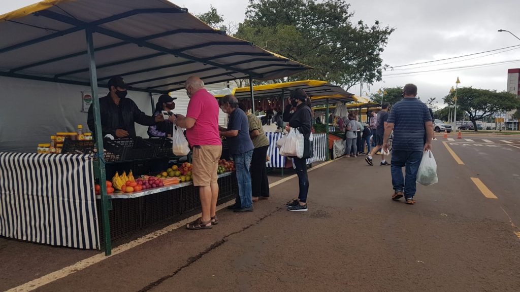 Feira do Produtor está atendendo em frente à Prefeitura