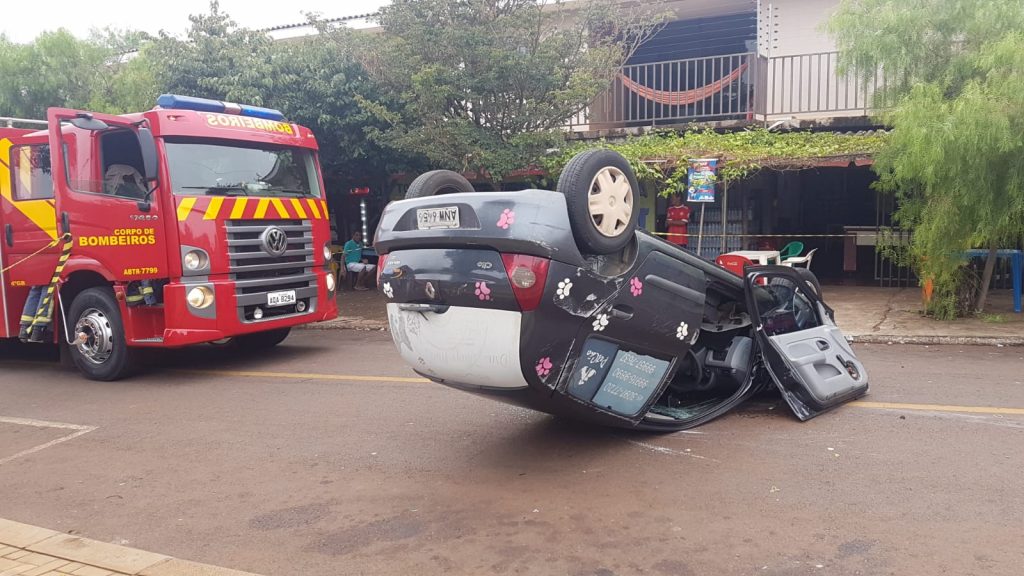 Carro capota em colisão no Brasília; cachorrinho que estava no carro está desaparecido