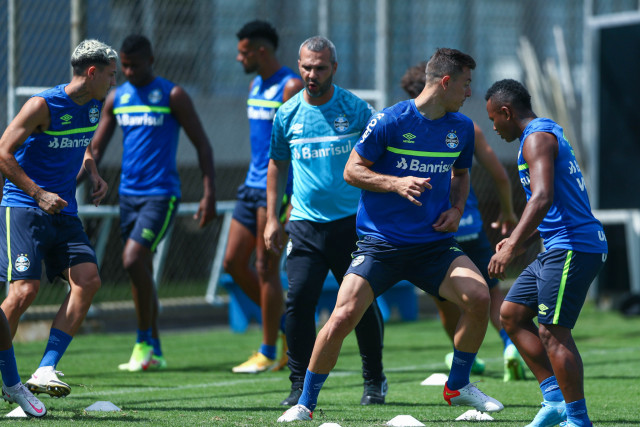Grêmio segue cronograma de treinos na manhã deste sábado