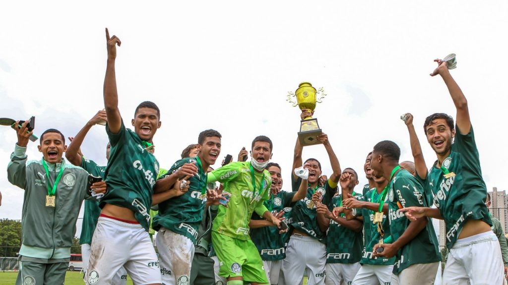 Sub-17 do Palmeiras faz 3 a 0 no Corinthians e é o grande campeão da FAM Cup 2022