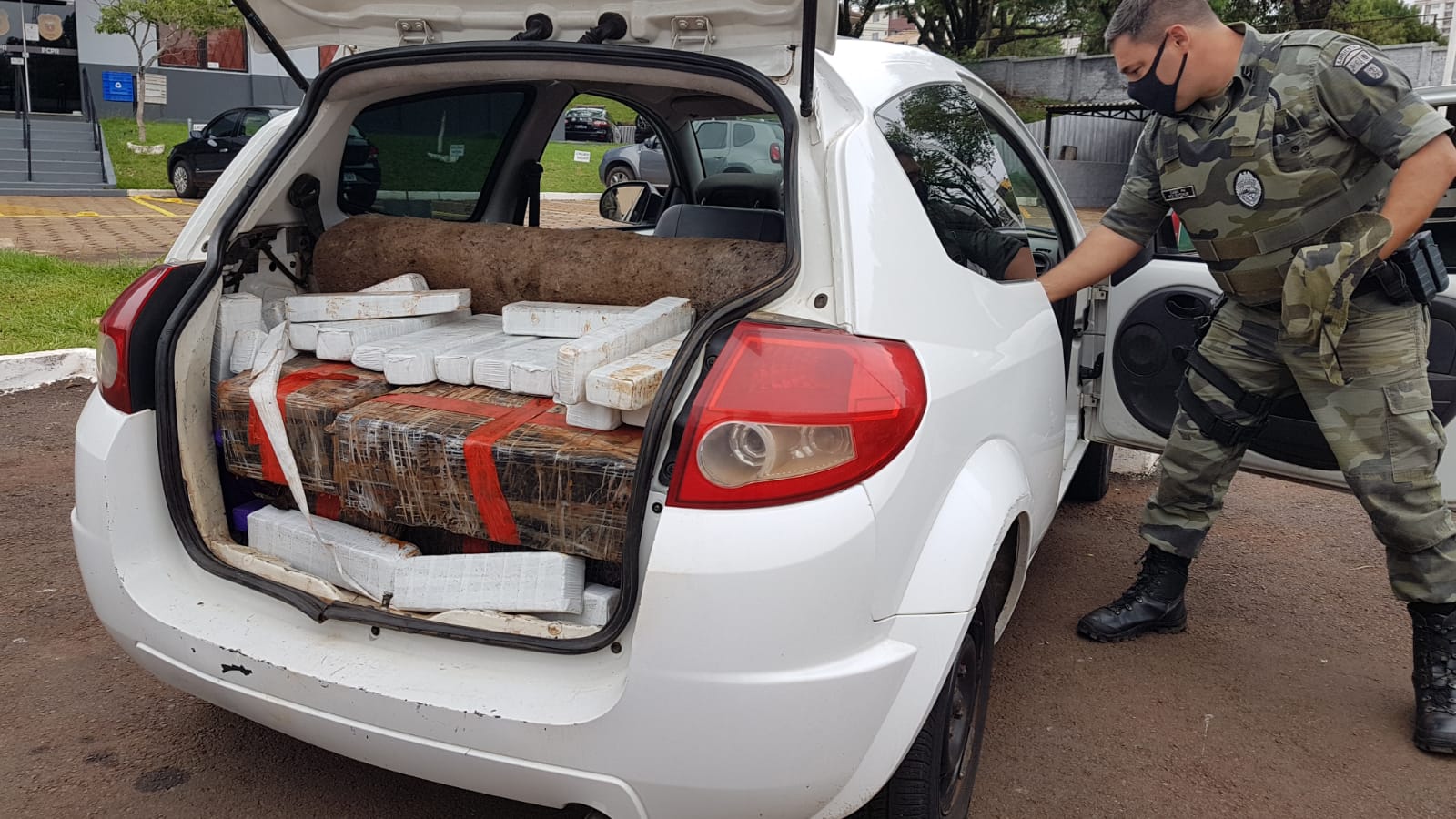 Carro carregado com drogas é apreendido pela Polícia Ambiental