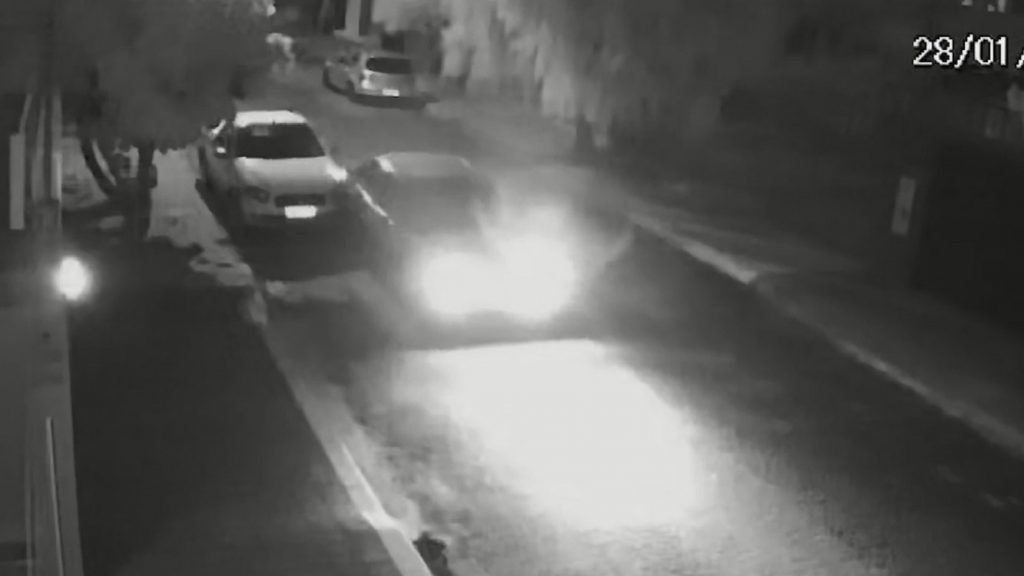 Carro bate em veículo estacionado e foge no Bairro Canadá
