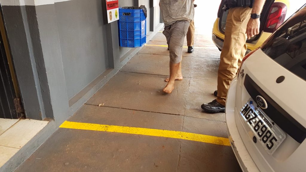 Homem furta celular, tenta fugir mas é detido pela Polícia Militar