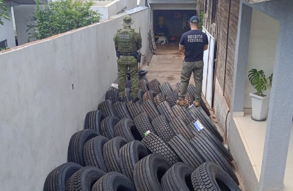 BPFRON e Receita Federal apreendem pneus contrabandeados em Foz do Iguaçu