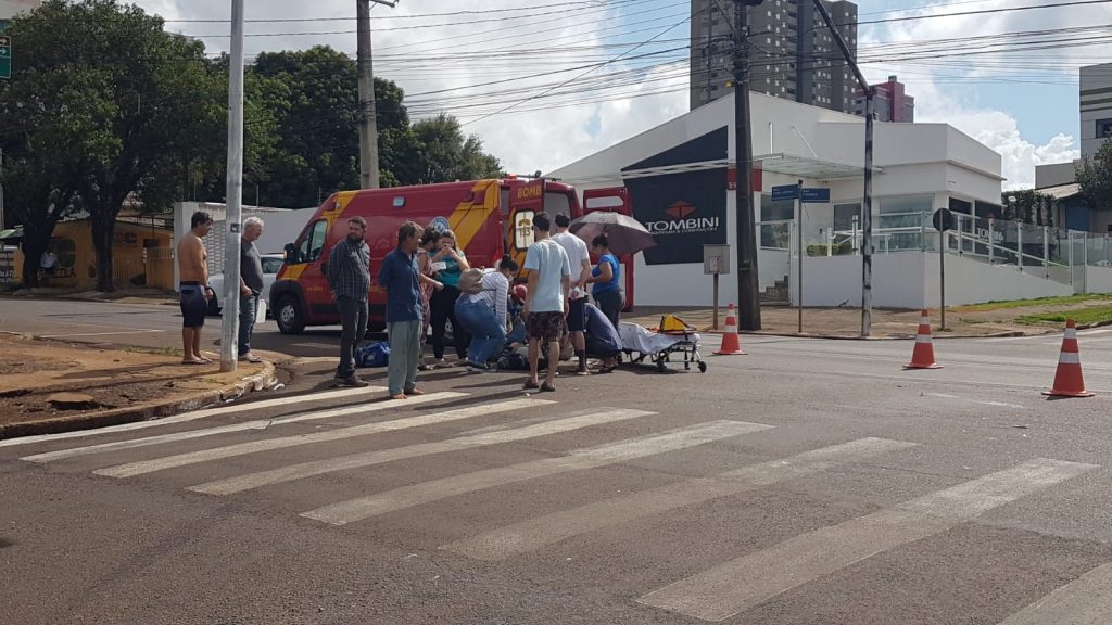 Carro e moto se envolvem em acidente no Centro; motociclista sofreu fratura na perna